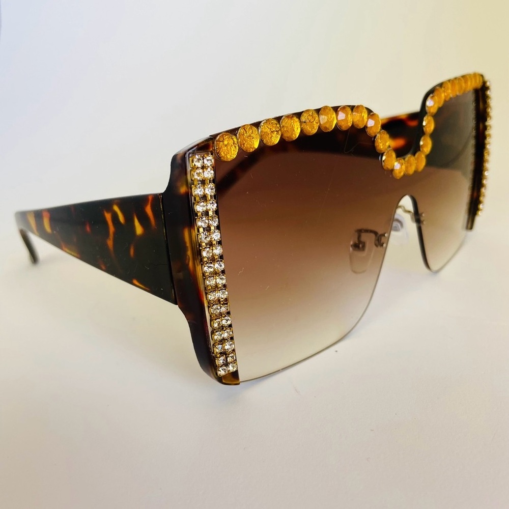 Elegant Tortoise Shell Sunglasses with Rhinestones and Gold Accents NWT
